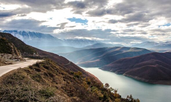 18 Best Autumn Lake and River Nature Destinations